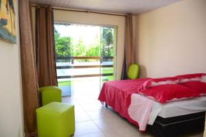 ein Schlafzimmer mit einem Bett und einem großen Fenster in der Unterkunft Hotel Barra de Sirinhaém in Sirinhaém