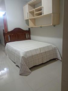 Een bed of bedden in een kamer bij House Suites