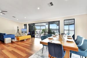 Χώρος καθιστικού στο New Property Shimmer Shores Absolute Waterfront Retreat at Fishing Point, Lake Macquarie