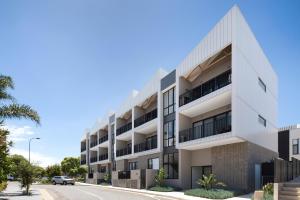 uma imagem de um edifício de apartamentos em Urban Rest Port Adelaide Apartments em Port Adelaide