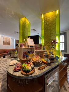 シンガポールにあるAnn Siang House, The Unlimited Collection managed by The Ascott Limitedの食べ物の入ったカウンター +29枚の写真
