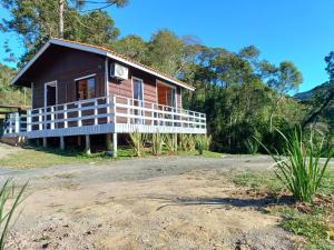 una casa a un lado de la carretera en Recanto do Ipê cabana 01, en Urubici