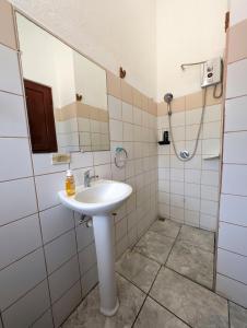 a bathroom with a sink and a shower at Cabinas Copal en Copal KiteBeach in Playa Copel