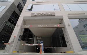 un edificio con un letrero que dice hotel ox jk en Gimpo JK Hotel en Gimpo