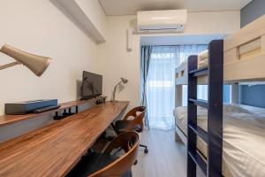 1 dormitorio con escritorio y litera en Brilliant MK- III, en Tokio