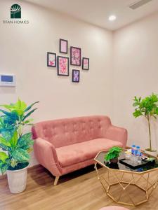 sala de estar con sofá rosa y mesa en Titan Homies, en HÆ°ng YÃªn