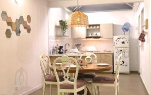 uma mesa de jantar e cadeiras numa cozinha em Casa de Encanto Vacacional con piscina en Anapoima, condominio privado hasta 9 personas em Anapoima