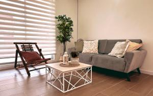 uma sala de estar com um sofá e uma mesa em Casa de Encanto Vacacional con piscina en Anapoima, condominio privado hasta 9 personas em Anapoima