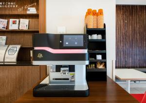 uma máquina de café sentada num balcão numa loja em TKP Sunlife Hotel em Fukuoka