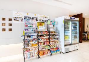 een winkel met een koelkast en planken voedsel bij TKP Sunlife Hotel in Fukuoka