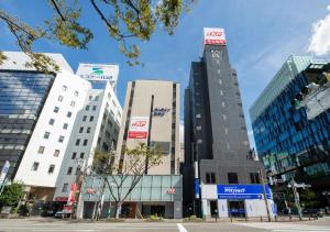 福岡市にあるTKPサンライフホテル（旧サンライフホテル2・3)の都市にある高層ビルの集まり