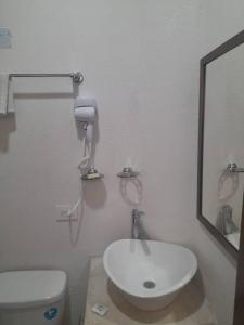 y baño con lavabo, aseo y espejo. en Loft guelaguetza A, en Santa Cruz Huatulco