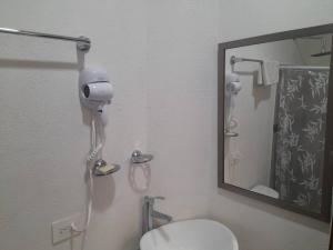 Un baño con un inodoro blanco y un espejo. en Loft guelaguetza A, en Santa Cruz Huatulco
