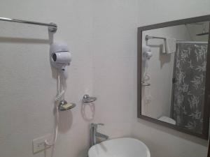 uma casa de banho com um WC branco e um espelho. em Loft guelaguetza A em Santa Cruz, Huatulco