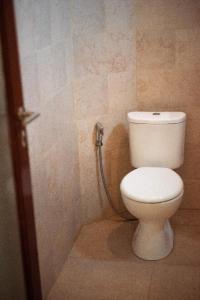 ein Bad mit einem WC und einer Dusche in der Unterkunft Umah Anyar Teges in Ubud