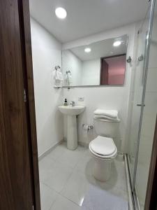 a bathroom with a toilet and a sink at Hermoso apartamento en Cajicá in Cajicá