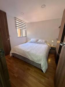a bedroom with a bed and a window at Hermoso apartamento en Cajicá in Cajicá