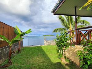 una casa con vistas al océano en Fare Moana Bord de Mer Fare Tepua Lodge, en Uturoa