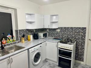 Dapur atau dapur kecil di Warm Home in Birmingham's Peaceful Green Oasis