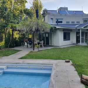ein Haus mit Pool im Hof in der Unterkunft Casa con pileta en Pinares de Santa Clara in Santa Clara del Mar