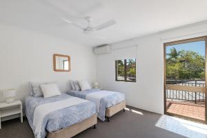 ヌーサヘッズにあるRiverside Gem, Noosa Headsのベッド2台とバルコニー付きのベッドルーム +10枚の写真