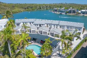 ヌーサヘッズにあるRiverside Gem, Noosa Headsの大きな家屋(スイミングプール付)の空中ビュー