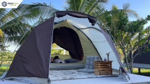 ein Zelt mit einer Person, die darin schläft in der Unterkunft Somo Farm Cửu Long in Vĩnh Long