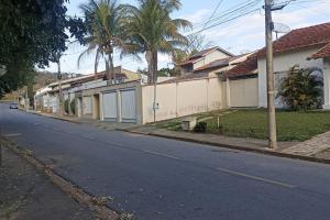 uma rua vazia com casas e palmeiras em Casa cânions Furnas em São José da Barra