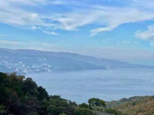una vista de un cuerpo de agua desde una colina en Miyabi-Minami Atami - Vacation STAY 98795v en Atami