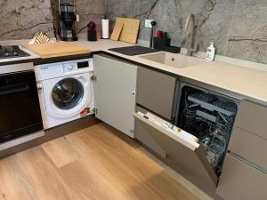 a kitchen with a washer and a dishwasher at CASA BASTIO in La Spezia