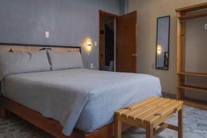 um quarto com uma cama grande e uma mesa de madeira em Hotel Corazón de Plata Centro em Guanajuato