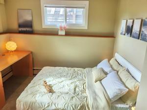 - une chambre avec un lit, un bureau et une fenêtre dans l'établissement Sunny and cozy art-house. No share., à Vancouver