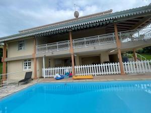 Bassein majutusasutuses Studio Rez de villa avec piscine või selle lähedal