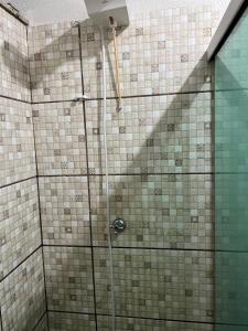 y baño con ducha y pared de cristal. en Hostel Jotaaa F, en Ourinhos
