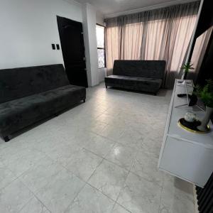 Sala de estar con 2 sofás y mesa en Apartamentos San José, en Cartagena de Indias