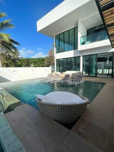 a house with a swimming pool with chairs in it at Mansión Casa Bali in San Andrés