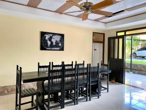a dining room with a table and benches at Hotel Casa campestre HH in Quimbaya