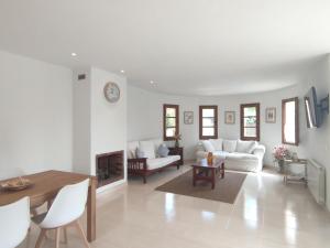 ein Wohnzimmer mit weißen Möbeln und einem Kamin in der Unterkunft Casa Calonge, 4 dormitorios, 6 personas - ES-209-56 in Palamós