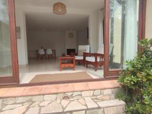 eine offene Tür zu einem Wohnzimmer mit einem Tisch in der Unterkunft Casa Calonge, 4 dormitorios, 6 personas - ES-209-56 in Palamós