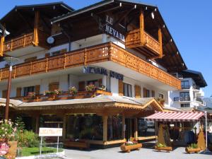 a large building with balconies on top of it at Charmant 2 pièces au cœur des Gets, proche télécabines, balcon, Wi-Fi, garage, animaux bienvenus - FR-1-671-137 in Les Gets