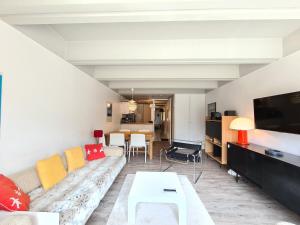 un soggiorno con divano e TV di Appartement Flaine, 3 pièces, 8 personnes - FR-1-425-211 ad Arâches