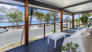 贝尔拉拉Fishing and Swimming at your doorstep - Sylvan Beach Esp, Bellara的一个带秋千的门廊,享有水景