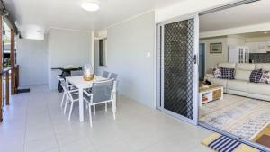Fishing and Swimming at your doorstep - Sylvan Beach Esp, Bellara的厨房或小厨房
