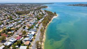 贝尔拉拉Fishing and Swimming at your doorstep - Sylvan Beach Esp, Bellara的海滩与房屋和海洋的鸟瞰图