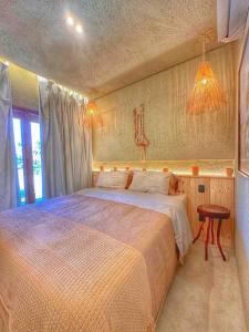 - une chambre avec un grand lit et une fenêtre dans l'établissement Villa Aconchego - Casas de Luxo, à São Miguel dos Milagres