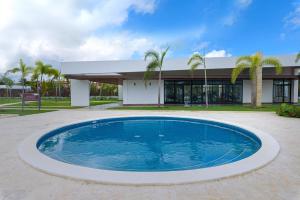 una gran piscina frente a un edificio en 2 habitaciones, Piscina, gym, playa a 7 minutos, en Punta Cana