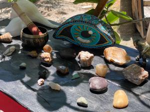 einen Tisch mit Steinen, einen Topf und eine Schüssel in der Unterkunft Balam Camping & cabañas in Holbox
