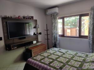 Μια τηλεόραση ή/και κέντρο ψυχαγωγίας στο Casa toda 400m da praia