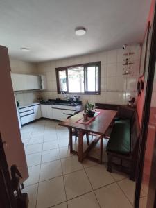 Η κουζίνα ή μικρή κουζίνα στο Casa toda 400m da praia +16 φωτογραφίες