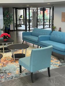 un soggiorno con divani e tavoli blu di Grand Hotel Orlando at Universal Blvd a Orlando